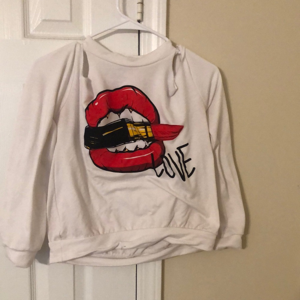 Love T-shirt with the slitted shoulders